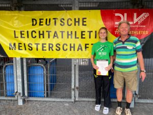 Luisa Rupp mit ihrem Trainer Peter Hess am Eingang ins Stadion