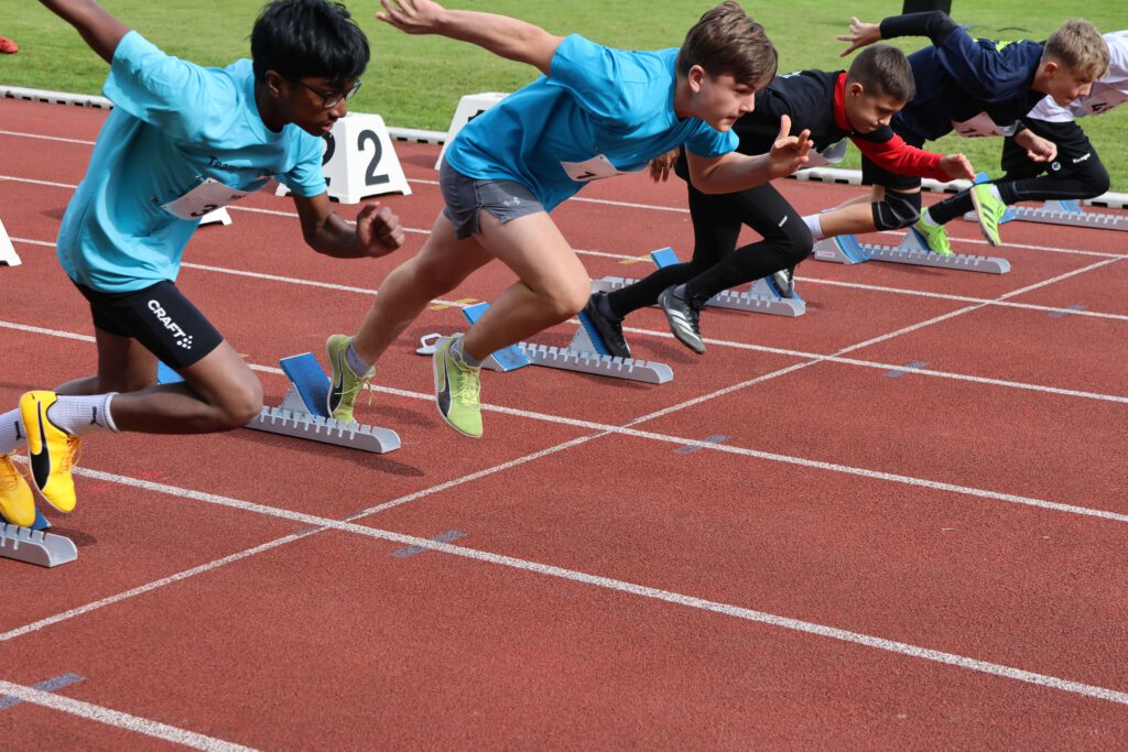 2. von links: Omar Subasic beim Start über 60 m Hürden.